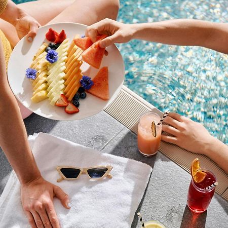 โรงแรมเชอราตัน เมลเบิร์น ภายนอก รูปภาพ Poolside service