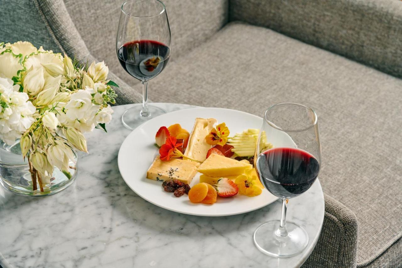 โรงแรมเชอราตัน เมลเบิร์น ภายนอก รูปภาพ Cheese and wine