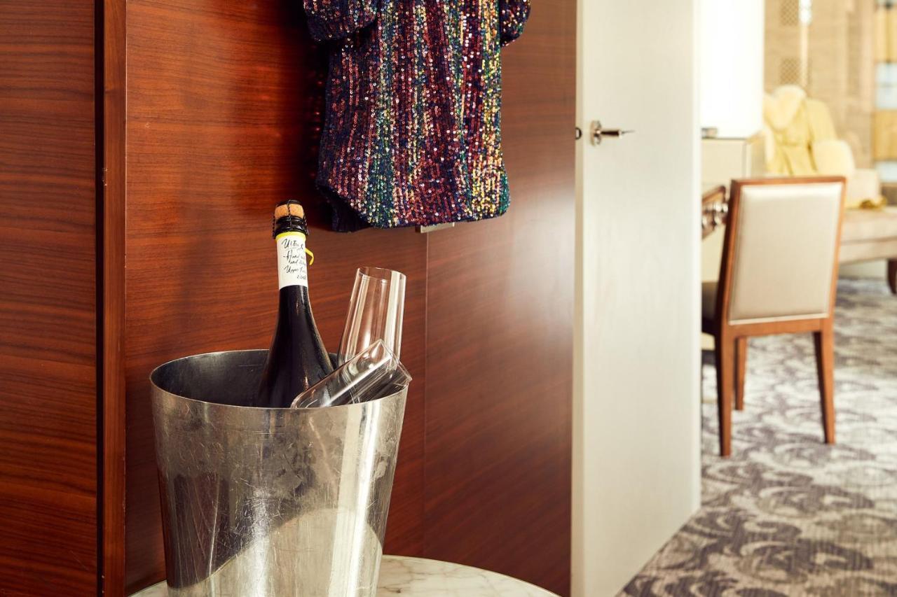 โรงแรมเชอราตัน เมลเบิร์น ภายนอก รูปภาพ A champagne bucket