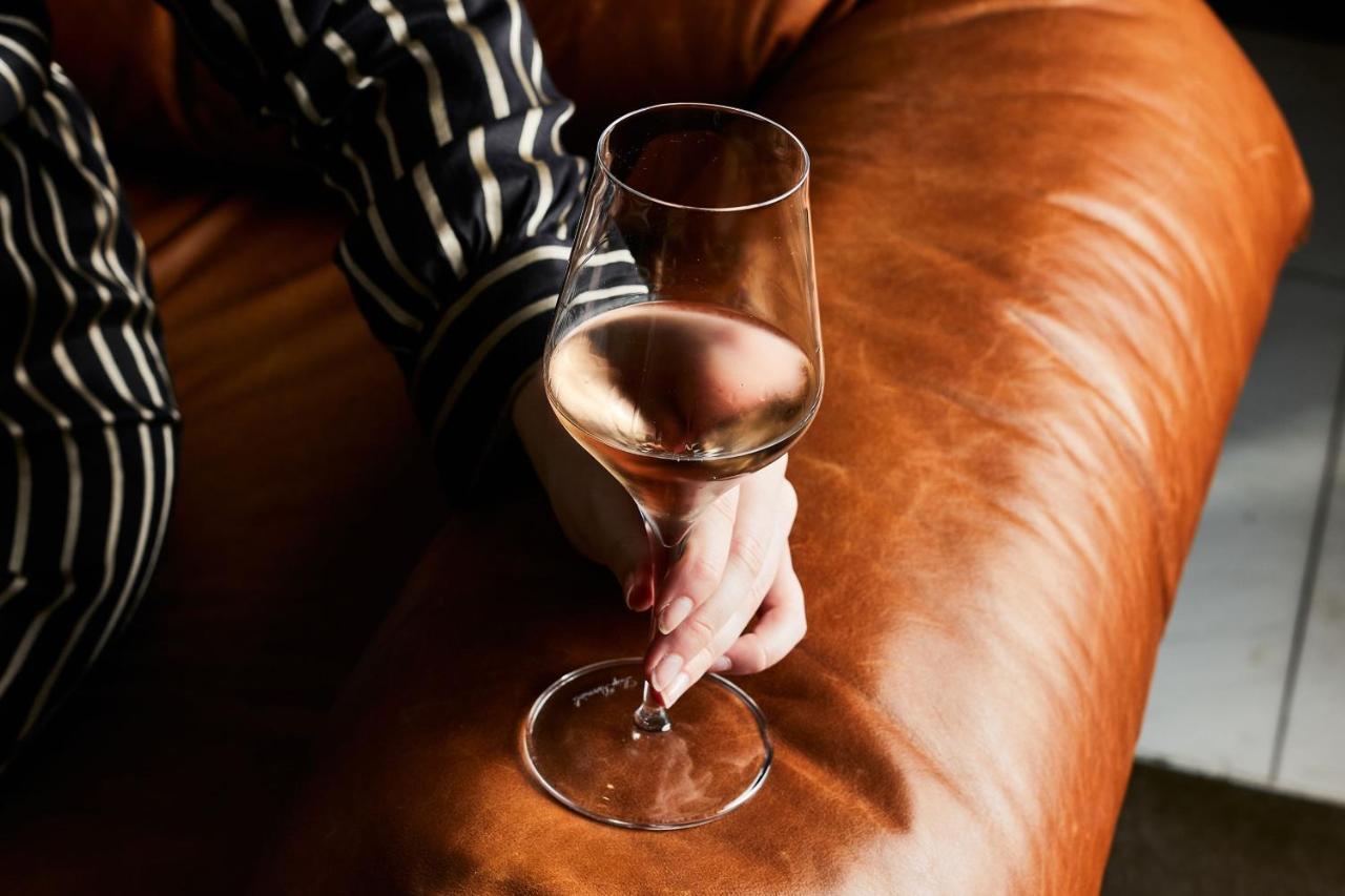 โรงแรมเชอราตัน เมลเบิร์น ภายนอก รูปภาพ A glass of Champagne