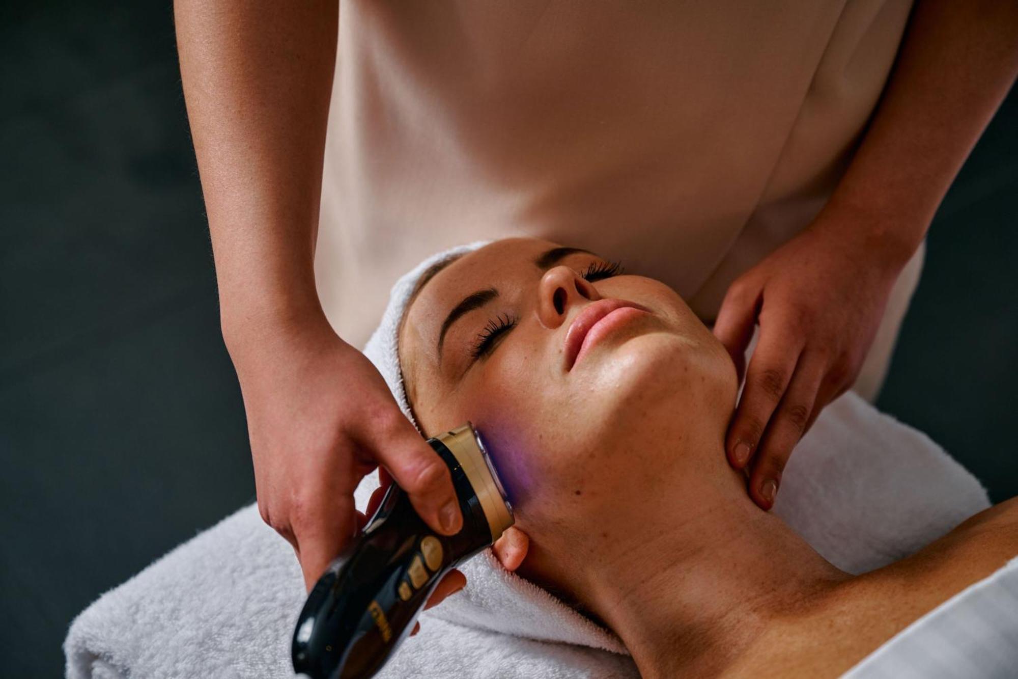โรงแรมเชอราตัน เมลเบิร์น ภายนอก รูปภาพ A woman receiving a facial treatment
