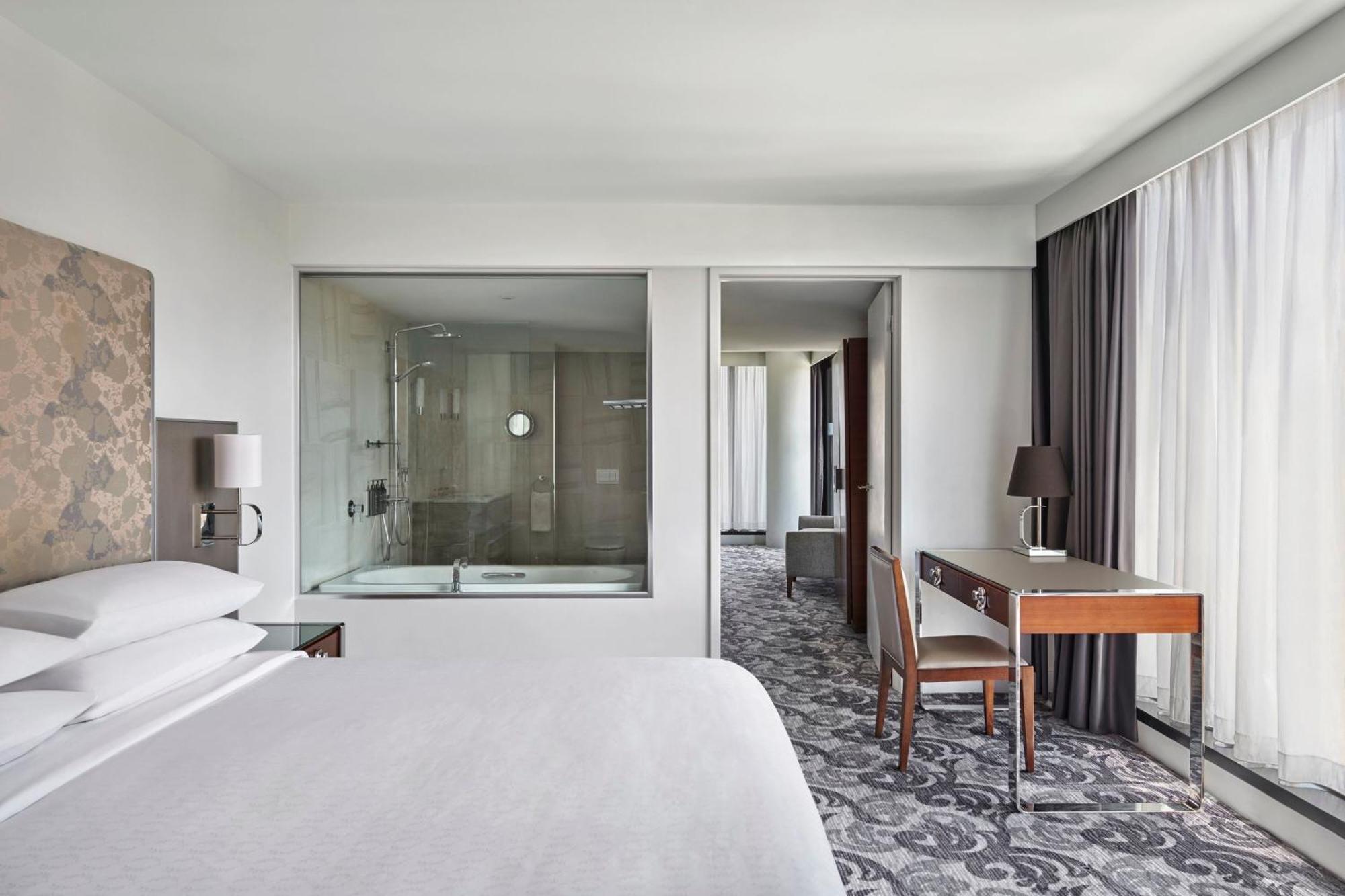โรงแรมเชอราตัน เมลเบิร์น ภายนอก รูปภาพ A guest room at the hotel