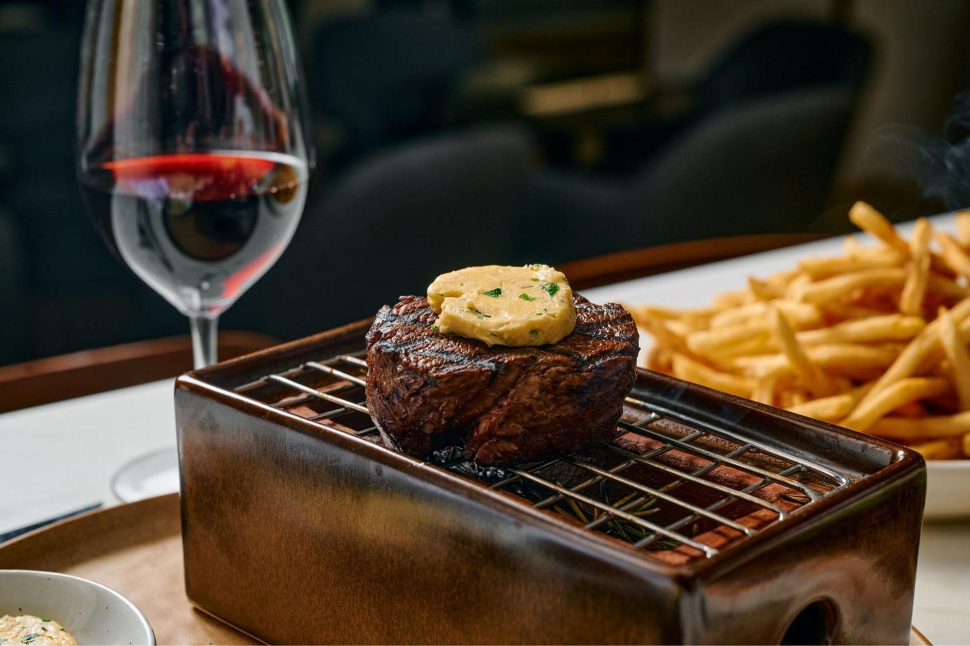 โรงแรมเชอราตัน เมลเบิร์น ภายนอก รูปภาพ A steak at the restaurant