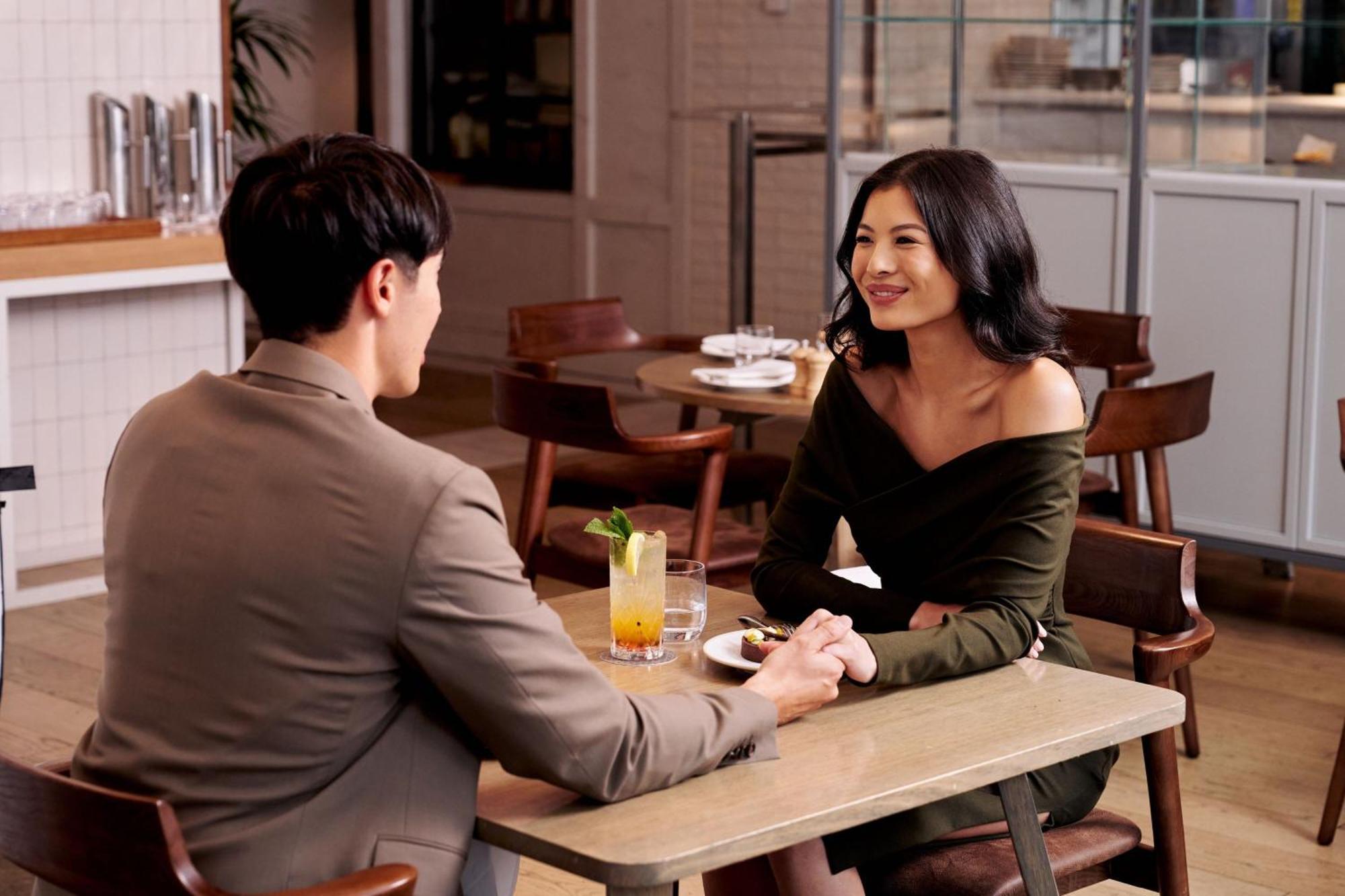 โรงแรมเชอราตัน เมลเบิร์น ภายนอก รูปภาพ A couple on a date
