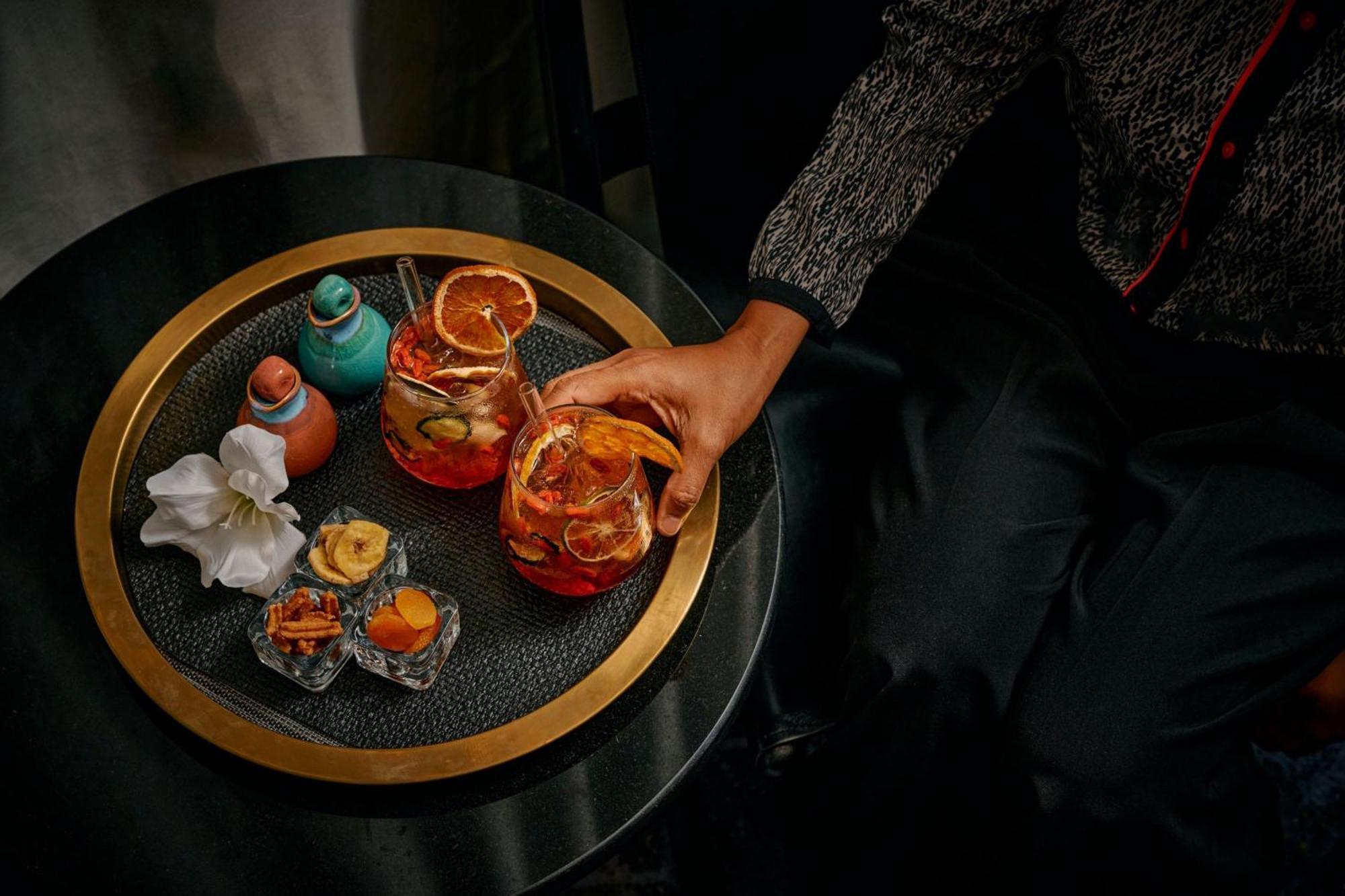 โรงแรมเชอราตัน เมลเบิร์น ภายนอก รูปภาพ A tray of cocktails