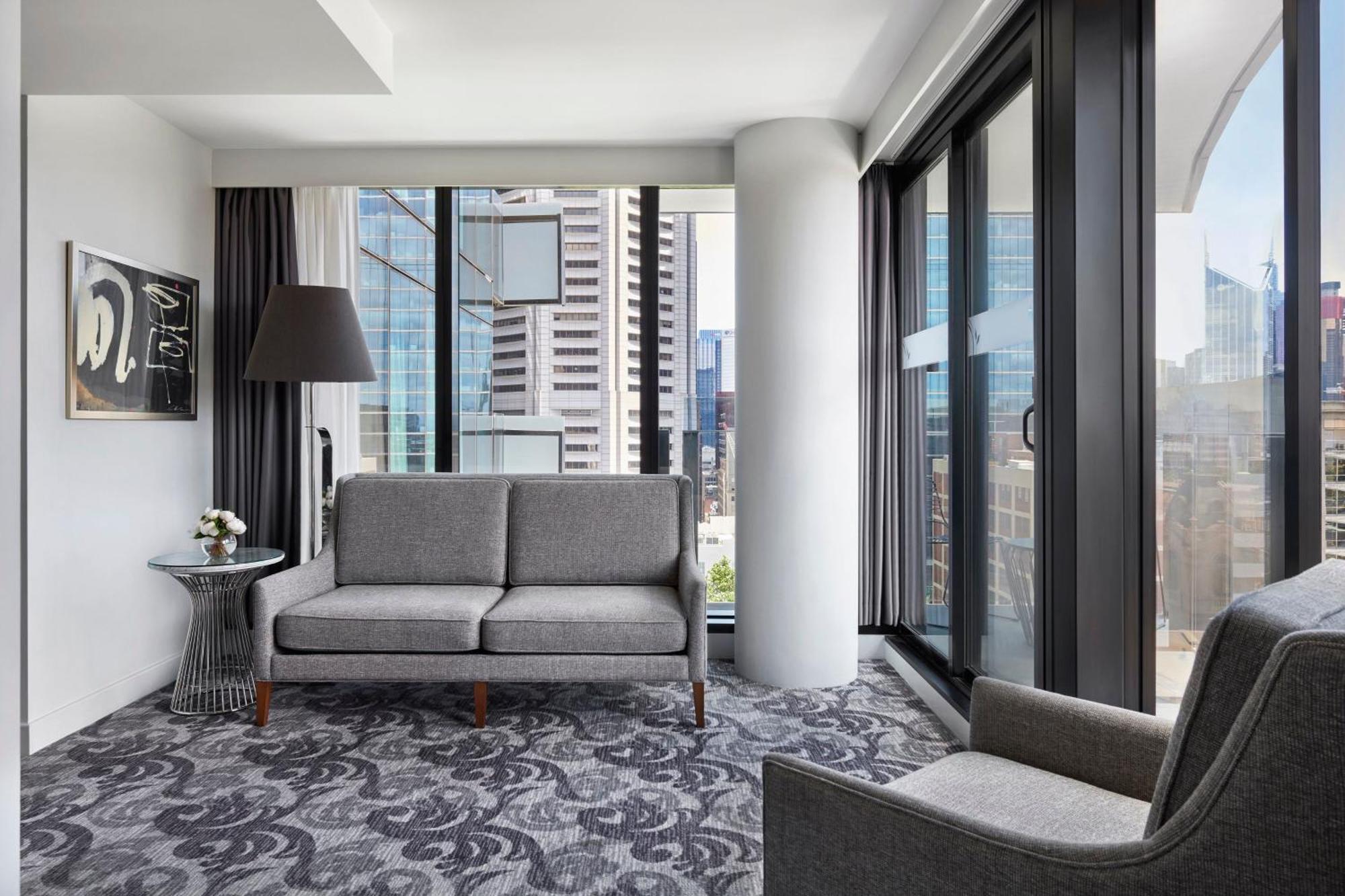 โรงแรมเชอราตัน เมลเบิร์น ภายนอก รูปภาพ A living room in a typical apartment