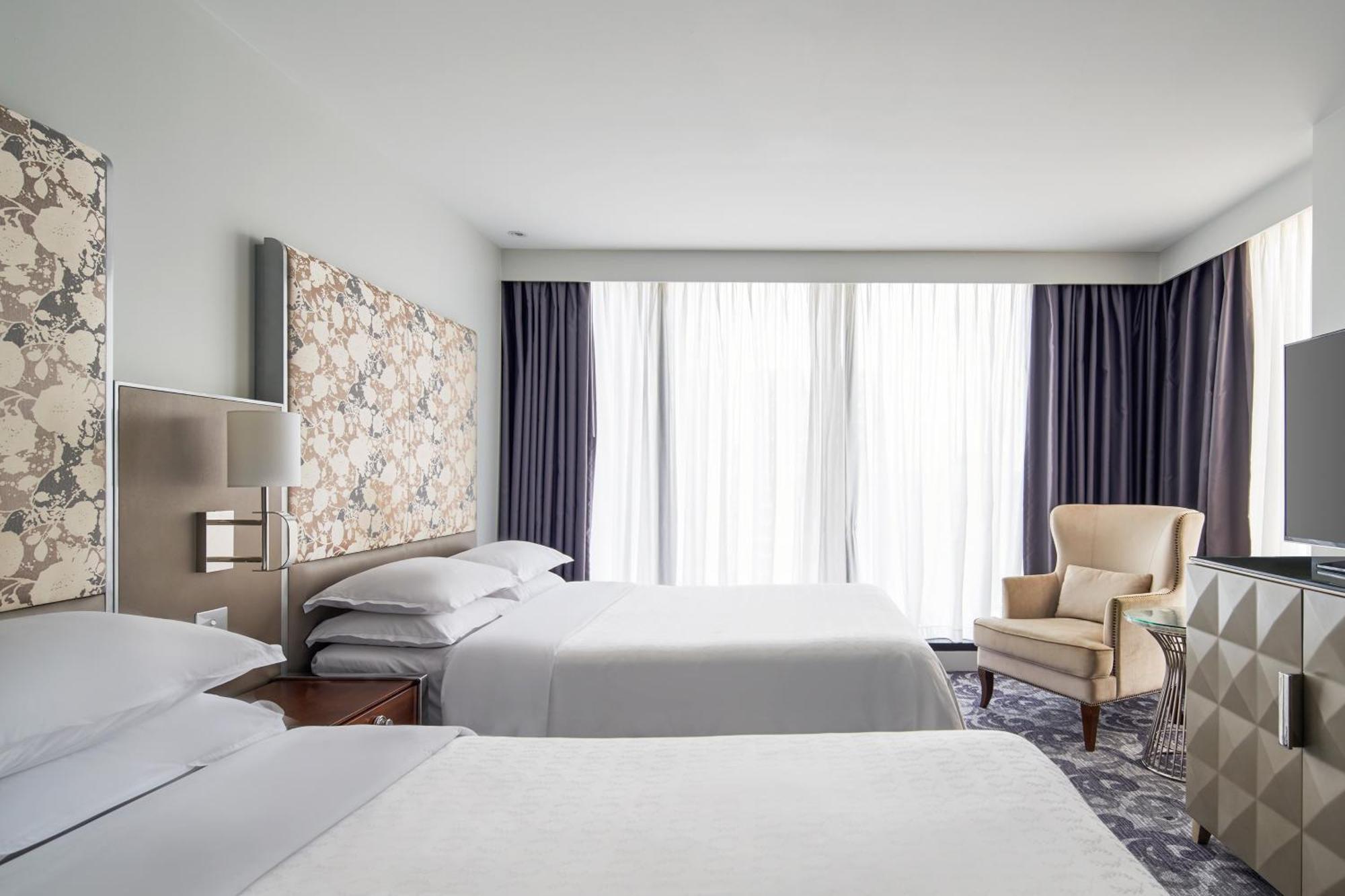 โรงแรมเชอราตัน เมลเบิร์น ภายนอก รูปภาพ A bedroom at the hotel
