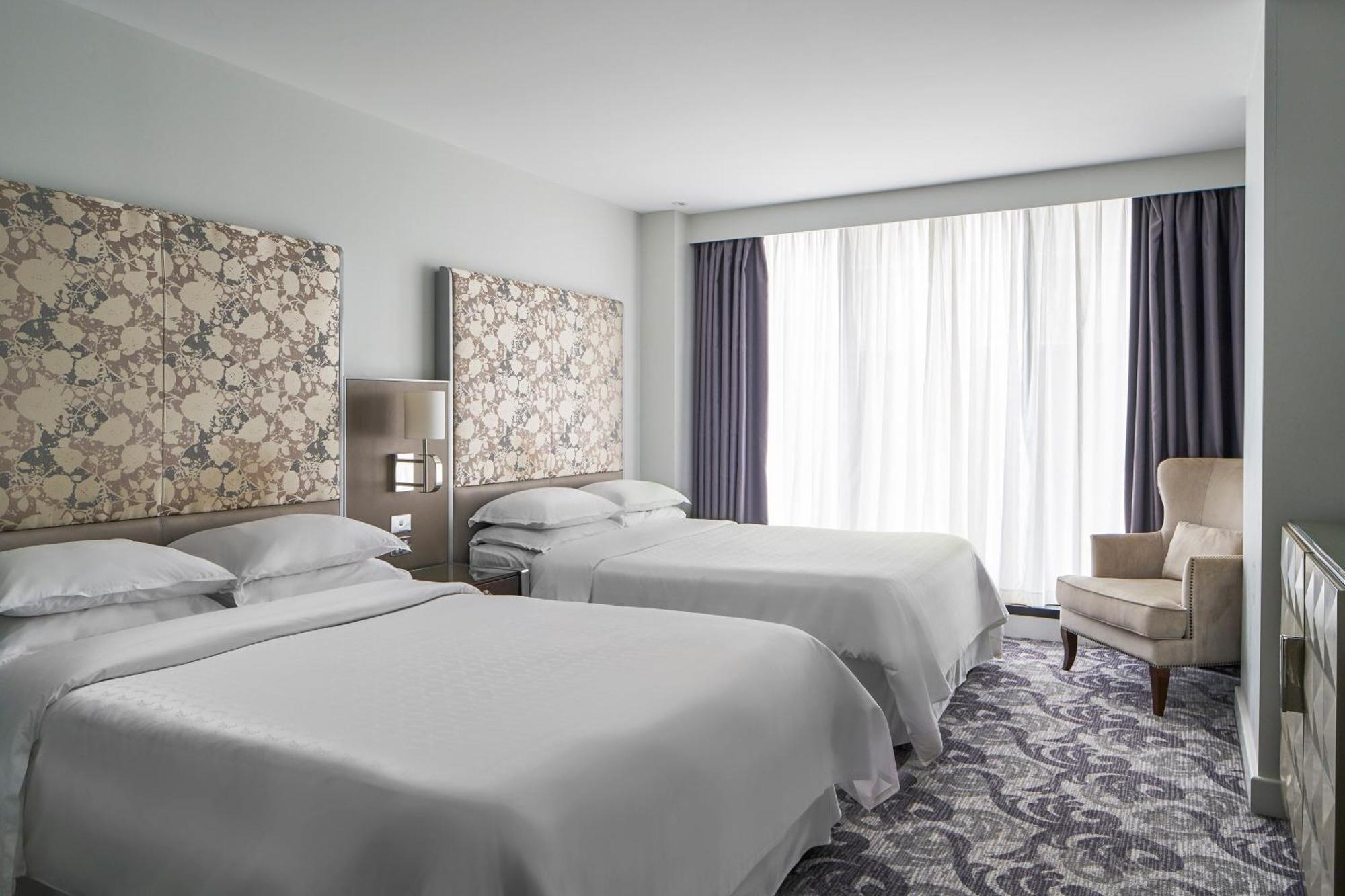 โรงแรมเชอราตัน เมลเบิร์น ภายนอก รูปภาพ A guest room at the hotel