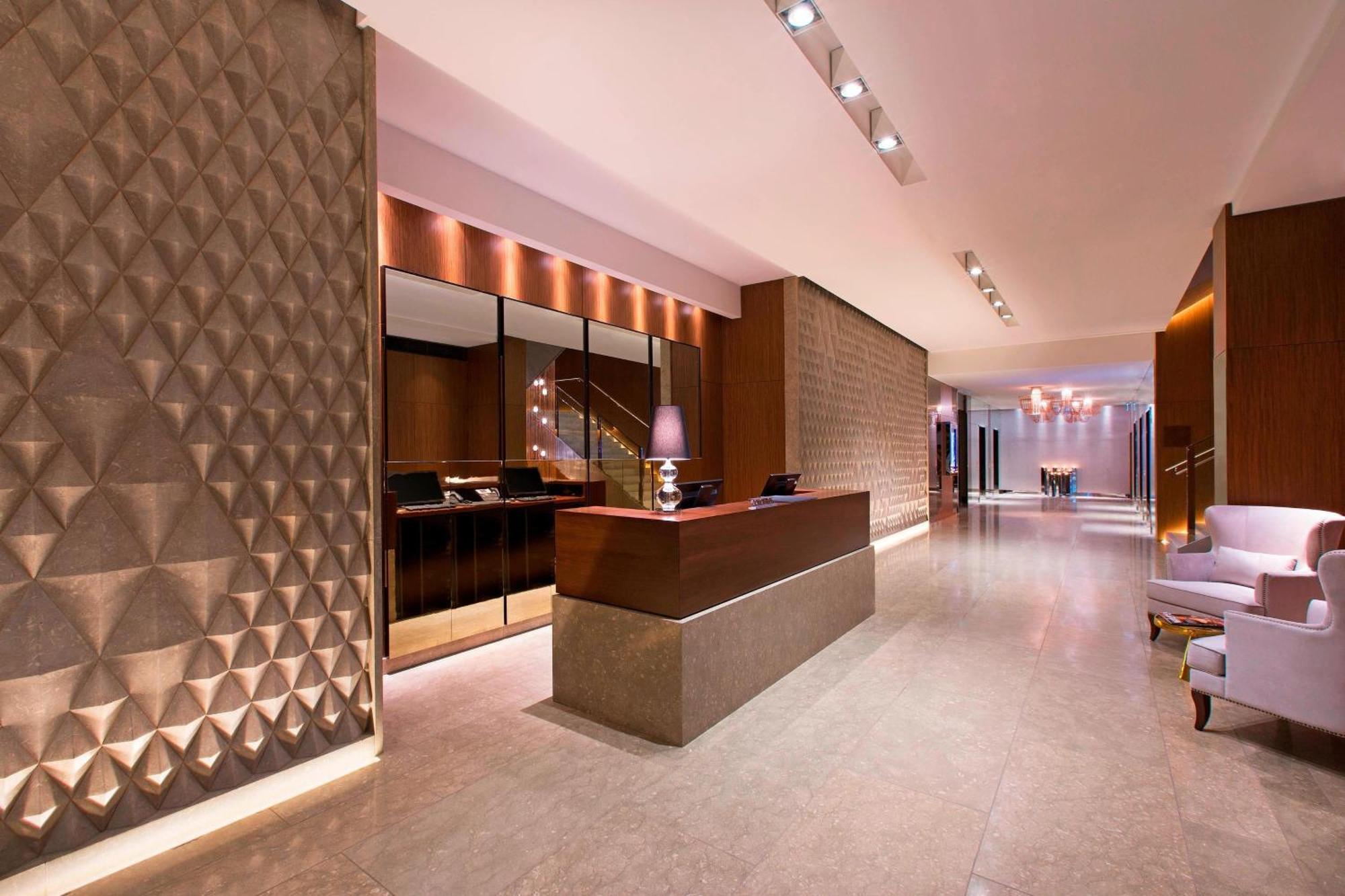 โรงแรมเชอราตัน เมลเบิร์น ภายนอก รูปภาพ The lobby of the hotel