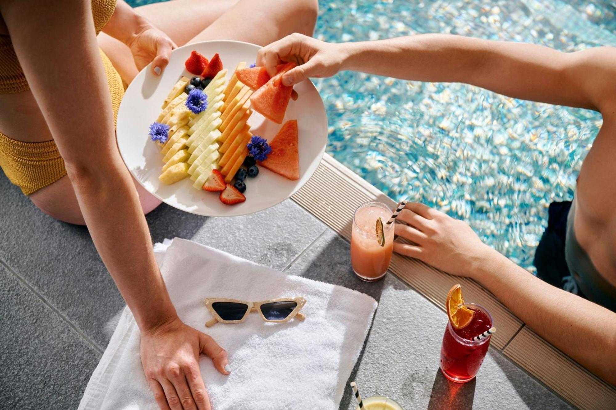 โรงแรมเชอราตัน เมลเบิร์น ภายนอก รูปภาพ Poolside service